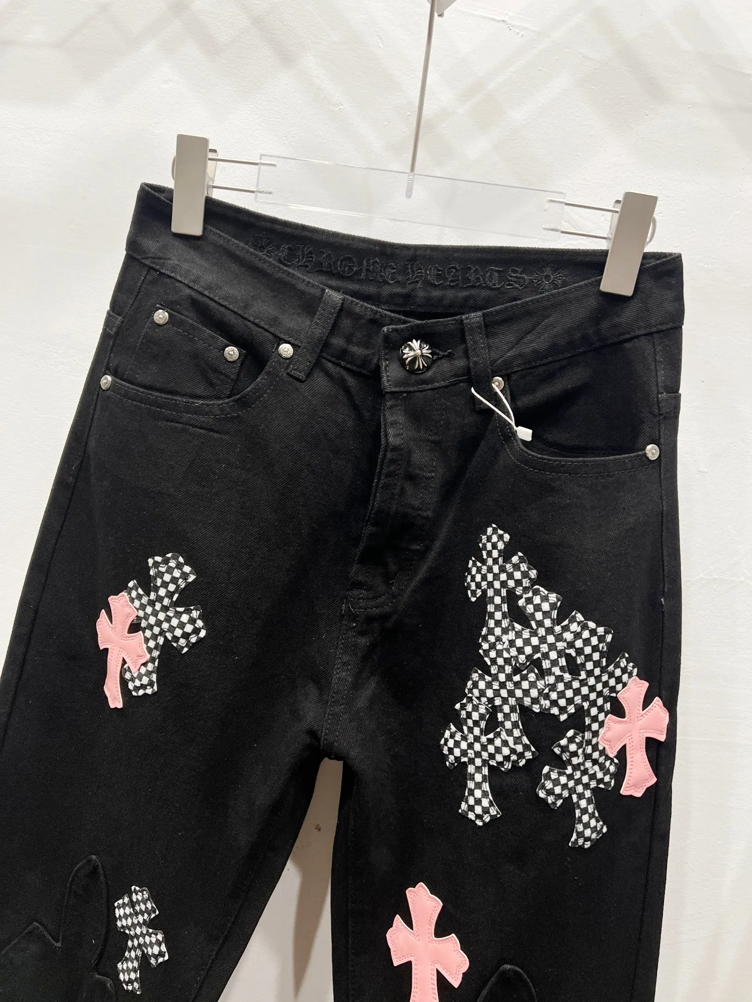 P260 Style number: (c015) Chrome hearts Cross patch leather jeans workwear logging pants Chrome hearts logging pants are here! ! ! CH Croix Heart Double Knee Cross Patch Leather Bo1 Style Logging Pants Straight-leg Work Pants B136 Croix Heart Cross Sanskrit Overalls Price 4W Level, Patched Cross Pattern Decoration, High Waist Washed Jeans! ! Absolutely high-end luxury products, 1.9W level god-level single products, super popular products, made by top heavy industry, not to be missed. About Zangyin, this is an extremely luxurious fashion brand, which can also be called the nobles of the high street. It has always been an exclusive brand of some hipsters or rich second generation. Compared with ordinary high streets, it is more luxurious and noble. Compared with luxury brands, it has a more fashionable personality and has always been a brand that I have a special liking for. Imported yarn is custom-woven into a high-density twill canvas, which ensures a crisp silhouette while also making the fabric feel very delicate. It follows the B01 classic silhouette, with a crisp and stylish upper body. The ready-made garments are stone-ground and fermented, so they can be matched with any style. Buttons and brushed zinc are washed with genuine YKK retro metal products. Double-layered canvas on the front. Perfect details. All hardware is perfect. Size: s-XXL Color: Black